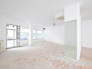 Negozio in Affitto a Bergamo, zona Centrale, 2'200€, 220 m²