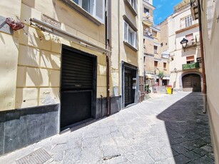 Negozio in Affitto a Caserta, 3'000€, 215 m²