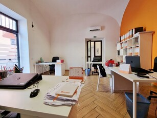 Negozio in Affitto a Caserta, 780€, 55 m²