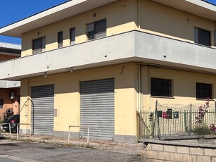 Negozio in Vendita a Pescara, zona Zona Tiburtina, 120'000€, 540 m²
