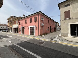 Quadrilocale in Vicolo Grigolli 1 in zona Centro Urbano a Castel D'Ario