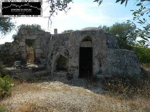 Rustico casale da ristrutturare a Ostuni