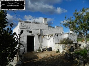 Rustico casale da ristrutturare a Ostuni