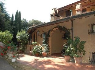 Splendido Casale Ristrutturato con Appartamenti Indipendenti in Vendita a Follonica, Toscana