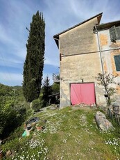 Terratetto da ristrutturare in zona Bacchereto a Carmignano