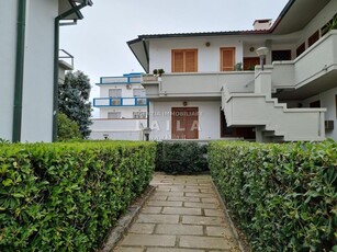 Trilocale in Vendita a Massa, zona Marina di Massa, 360'000€, 60 m², arredato