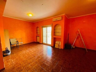 Trilocale in Vendita a Roma, zona la Rustica, 215'000€, 100 m²