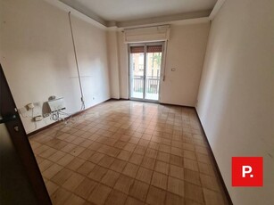 Ufficio in Affitto a Caserta, 800€, 150 m²