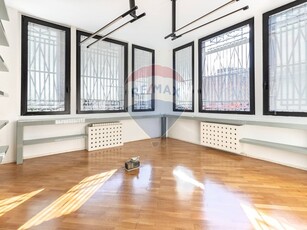 Ufficio in Affitto a Milano, zona Buenos Aires, 3'750€, 253 m²