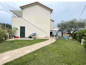 Villa a schiera in ottime condizioni in zona San Lazzaro a Sarzana