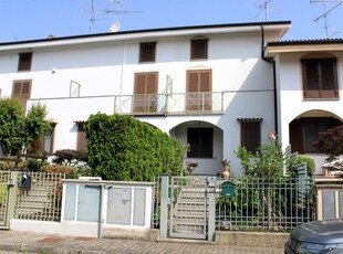 Villa a schiera in Via Raviglione 4, Vercelli, 4 locali, 3 bagni