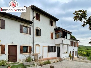 Villa a schiera in Via Roma in zona Brognoligo a Monteforte D'Alpone