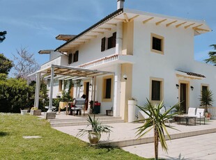 Villa in ottime condizioni in zona Candia a Ancona