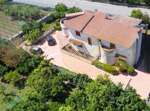 Villa in ottime condizioni in zona San Leonardo , Arechi , Migliaro a Salerno