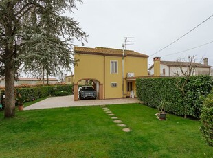 Villa in ottime condizioni in zona Villa del Bosco a Correzzola