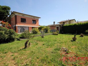 Villa in Vendita a Lucca, zona San Cassiano a Vico, 430'000€, 300 m², con Box