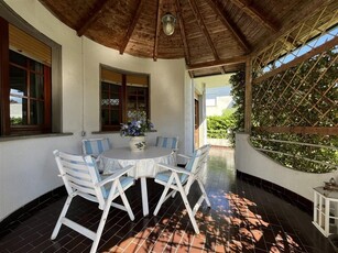 Villa in Vendita a Massa, zona Ronchi, 680'000€, 270 m², arredato