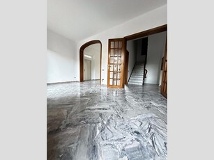 Villa in Vendita a Pisa, 535'000€, 250 m², con Box