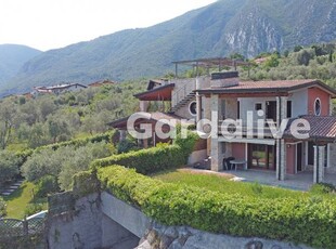 Villa in Vendita a Toscolano-Maderno Monte Maderno