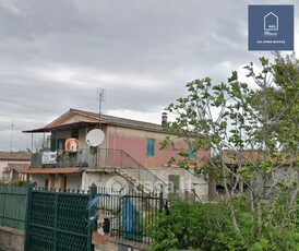 Villa in Vendita in Via Sant'Elpidio a Mare 228 a Roma