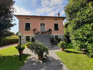 Villa Liberty in Vendita a Santa Margherita, Capannori: Eleganza Toscana Ristrutturata