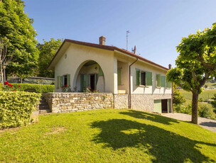 Villa singola in discrete condizioni con giardino privato di mq. 1300 e con garage