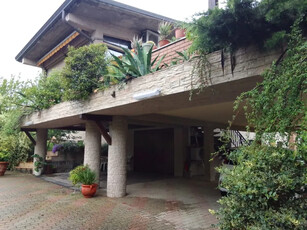 Villa singola ristrutturato con garage