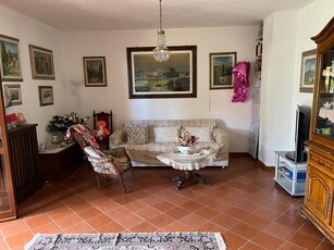 Villetta a schiera in Vendita a Massa, zona Quercioli, 350'000€, 150 m², arredato, con Box