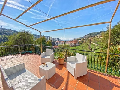 Villa con terrazzo a Bordighera