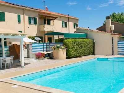 Affascinante casa a Castellina Marittima con barbecue e piscina