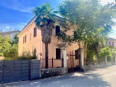 villa indipendente in vendita a Fabriano