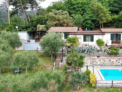 Casa indipendente con giardino in via seimiglia, Camaiore