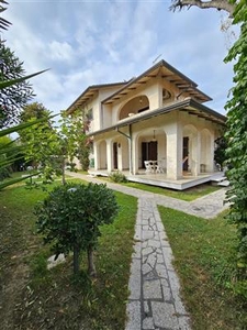 Casa singola in buono stato di 400 mq. a Marina Di Carrara