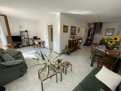 Appartamento a Santo Stefano di Magra, 8 locali, 2 bagni, garage