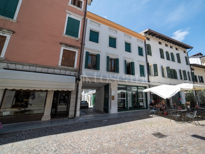 Casa a Pordenone in Corso Garibaldi, Centro storico (interno ring)