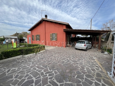 Casale a Fiumicino in Via Monti Dell'ara