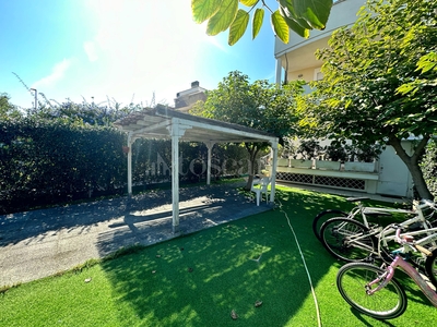 Villa Bifamiliare a Fiumicino in Viale Viareggio