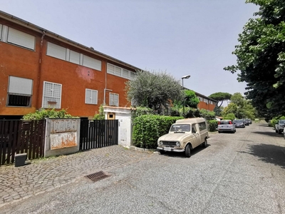 Villino a Schiera a Roma in Via Antimaco, Casal Palocco