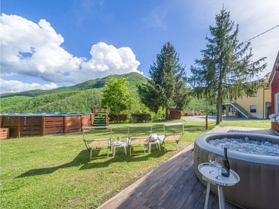 Casa a Varese Ligure con terrazza, idromassaggio e piscina