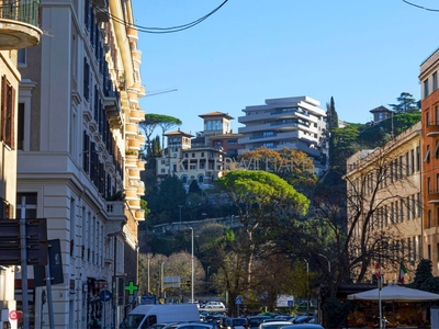 Attività/Licenza (con o senza mura) in Vendita in Piazza Melozzo da Forlì a Roma