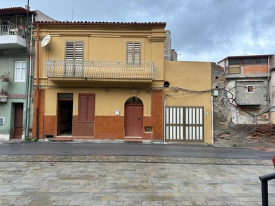 Casa Indipendente in Via Assunta, 45, Gualtieri Sicaminò (ME)