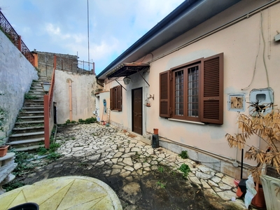 Casa indipendente in Via Cesare Battisti - Morlupo