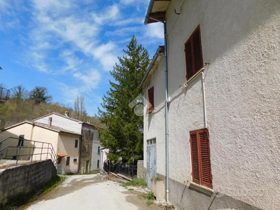 CASA SEMINDIPENDENTE A SCHEGGIA E PASCELUPO