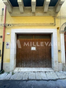 Garage / Posto auto in Vico Vittorio Locchi a Ragusa