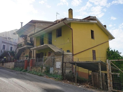 Montelibretti, Casa Semindipendente con giardino