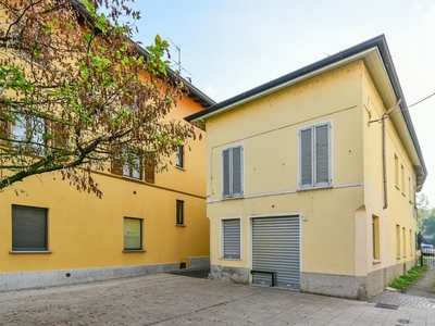 Palazzo / Stabile 4 locali di 185 m² a Lentate sul Seveso