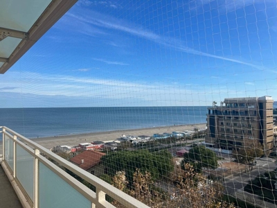 UNA VISTA MOZZAFIATO TRA MARE E CIELO AZZURRO