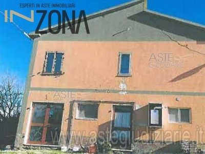 Rustico-Casale-Corte in Vendita ad Penne - 34444 Euro