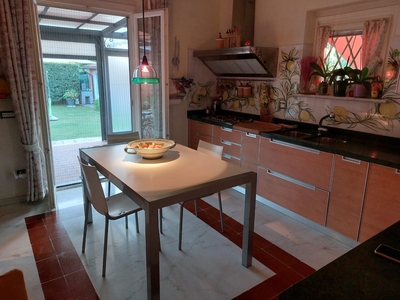 Villa a schiera in Viale Galileo Galilei - Marina di Carrara, Carrara