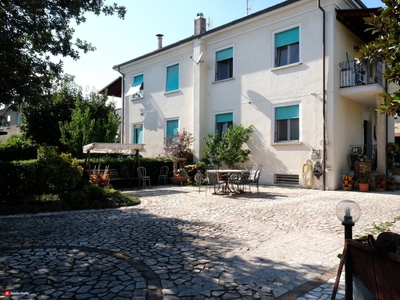 Villa Bifamiliare 6 locali di 190 m² in Terni